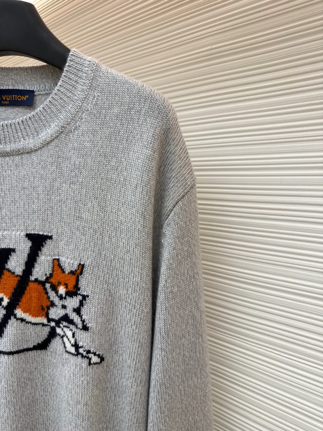 LOUIS VUITTON Fox cashmere round neck long-sleeved sweater ●Original version: purchased and developed for 14100 ●Item number: 1682134-B70 ●Fabric: wool blended fabric ●Technology: knitted ●Color: gray ●Version: fitted version ●Weight: about 640 grams ●Size: XS-S-M-L ●Description: Made of custom-made twisted 30s Basulan wool mixed yarn, the composition ratio is 50% Basulan wool, 40% combed cotton, 5% nylon mohair. It is made by a professional pattern maker, referring to the original version, and drawing and pattern making at a ratio of 1:1. The entire pattern takes 3 days, using 7 needles The computerized flat knitting machine knits single-sided woolen tissue according to the original version. The entire garment is made by 9 yarn feeders. The increase in the number of yarn feeders greatly increases the loss and loom time. A single piece takes 260 minutes per piece. The back leather surface is made of genuine leather, which is embossed and stitched with a flat machine. The overall wiring is straight and delicate, the fabric is comfortable and soft, and the color is consistent without color difference. It can be matched with the same style to create a fashionable look and control various occasions. Customized accessories, complete with three standards, same style for men and women!
